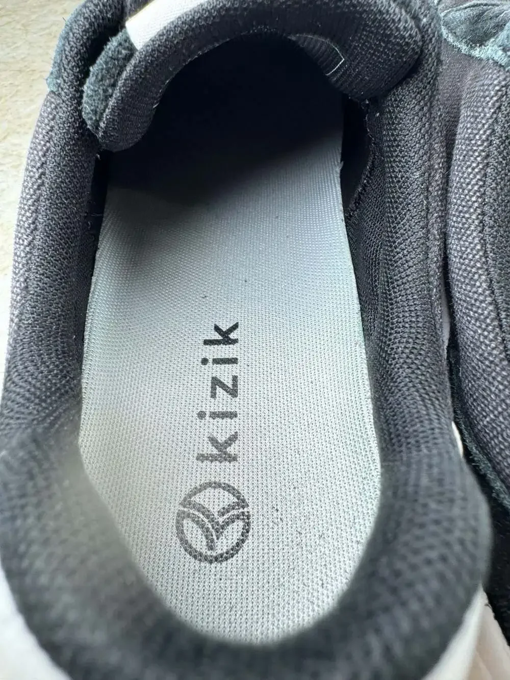 Kizik Prague Hands-Free Canvas Sneakers Black Men’s 6.5 Women’s 8